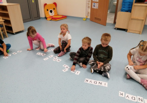 dzieci układają wyraz z liter